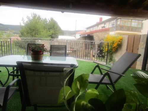 a patio with a table and chairs on a balcony at Holiday Home La Asomailla in Hoyos del Espino