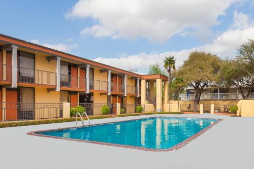 Πισίνα στο ή κοντά στο Days Inn by Wyndham Uvalde