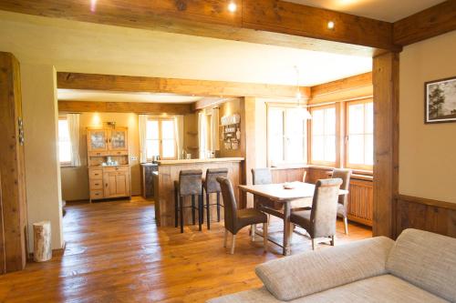 ein Wohnzimmer mit einem Tisch und einer Küche in der Unterkunft Chalet Altaussee in Altaussee