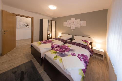 Un pat sau paturi într-o cameră la Apartments Travel