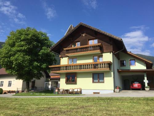 a large house with tables and chairs in front of it at Ferienwohnung Trattnig in Gassen