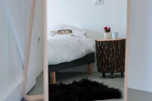a reflection of a bed in a mirror at Uitgerust voor Zaken in Heerenveen