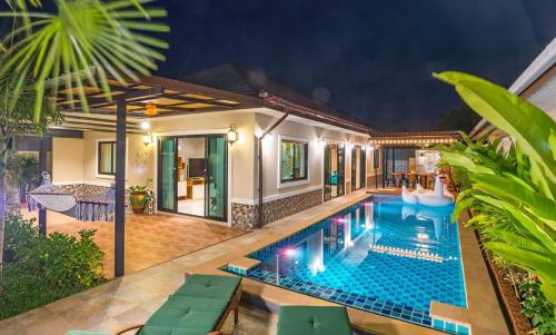 eine Villa mit einem Pool in der Nacht in der Unterkunft Villa De Sea Aonang in Ao Nang Beach