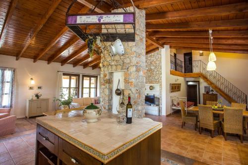 Sunny Countryside Villa - With private pool