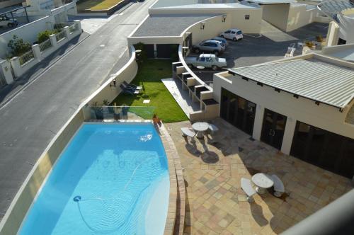 una vista aérea de una piscina en un edificio en Ocean View 201A, en Strand