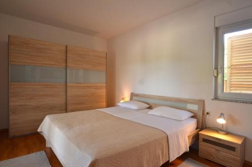 ein Schlafzimmer mit großem Bett und Fenster in der Unterkunft Sistak House in Rovinj