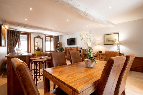 une salle à manger avec une table et des chaises en bois dans l'établissement La Maison de Maurice, à Beaune