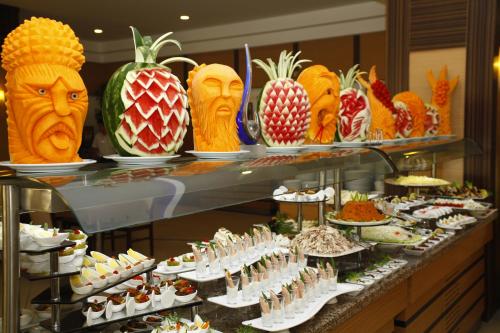 een buffet met veel verschillende soorten eten bij Cenger Beach Resort Spa - All Inclusive in Kızılot