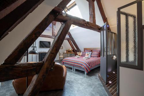 1 dormitorio con 1 cama en el ático en La Maison de Maurice en Beaune