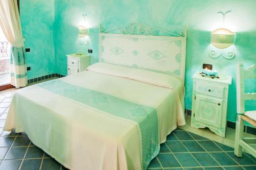 ein Schlafzimmer mit einem großen Bett in einem blauen Zimmer in der Unterkunft Sa Reposada in Càbras