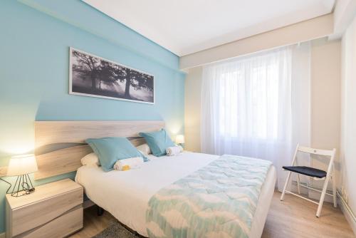 Postel nebo postele na pokoji v ubytování Zurriola - Beachside Comfort