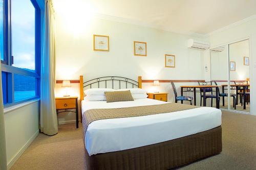 Postel nebo postele na pokoji v ubytování at Whitsunday Vista Holiday Apartments