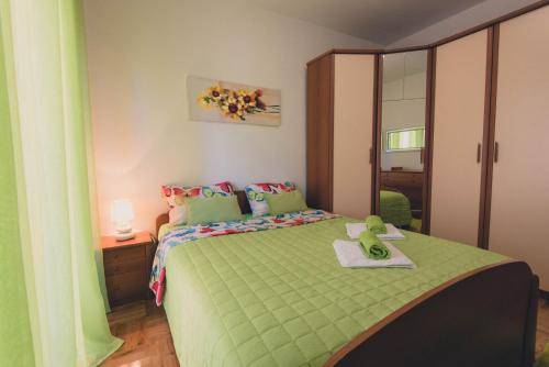 Кровать или кровати в номере Apartments Sunny Garden