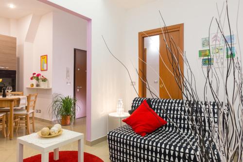 a living room with a black and white couch and a table at Apartament Ciraulo in Catania
