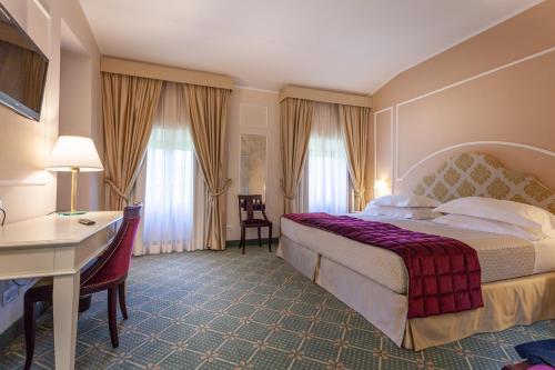 Postel nebo postele na pokoji v ubytování Hotel Villa San Lucchese