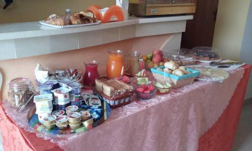 een tafel met voedsel en andere voedingsmiddelen erop bij B&B Trullo Di Mare 2 in Marina di Lizzano