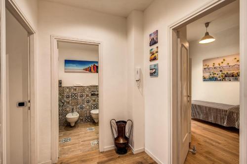 einen Flur mit einem Bad mit WC in einem Zimmer in der Unterkunft Seaside Rome in Lido di Ostia