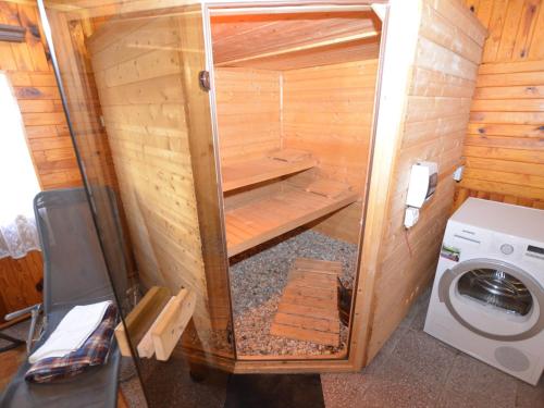 Palanda nebo palandy na pokoji v ubytování Vacation House Featuring Sauna