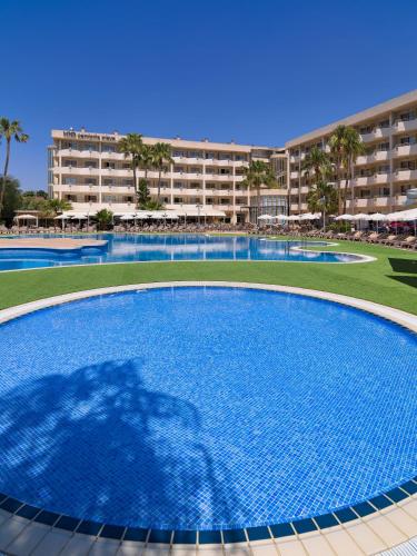a large swimming pool in front of a building at H10 Cambrils Playa in Cambrils