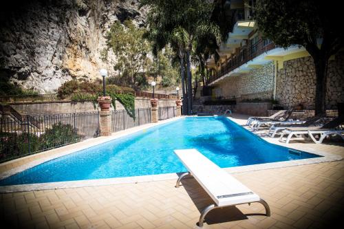 Bazén v ubytování Hotel Corallo nebo v jeho okolí