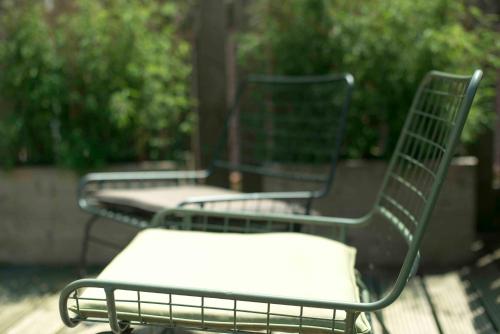 two green chairs sitting on a wooden table at Logement 't Oude Bierhuys in Middelburg