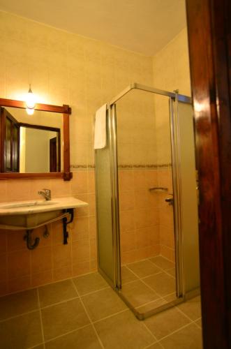uma casa de banho com um chuveiro e um lavatório. em Olive Garden Apart Hotel em Göcek