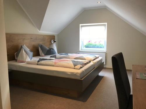 a bedroom with a bed and a window at Weinbergs Loge in Ernst