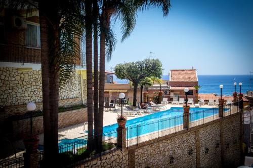 Bazén v ubytování Hotel Corallo nebo v jeho okolí