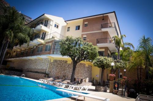 Bazén v ubytování Hotel Corallo nebo v jeho okolí