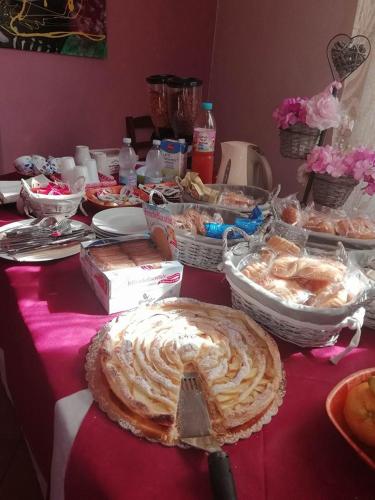 een tafel vol taarten en manden met eten bij Emme House Bed&Breakfast in Pontecorvo