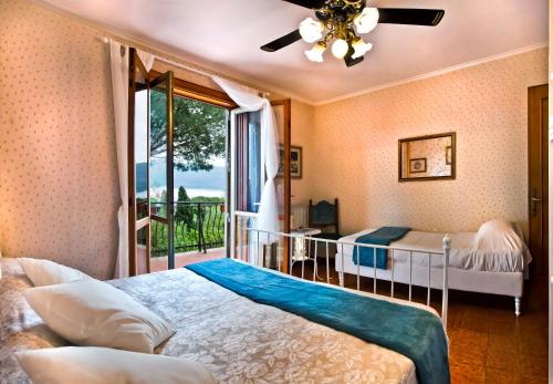 1 dormitorio con 2 camas y balcón en Villalbert en Castel Gandolfo