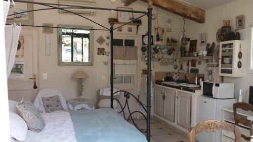 Η κουζίνα ή μικρή κουζίνα στο L'Oustalet