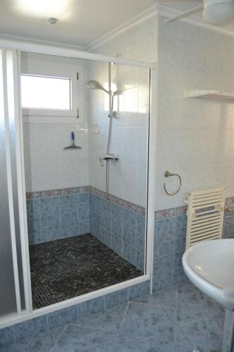 a bathroom with a shower and a sink at Marina LOCDENIA in Els Poblets