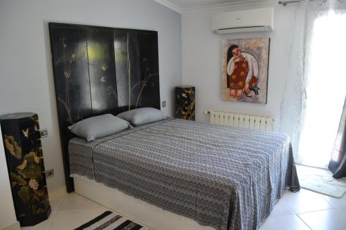 エルス・ポブレッツにあるMarina LOCDENIAのベッドルーム1室(ベッド1台付)が備わります。壁には絵画が飾られています。
