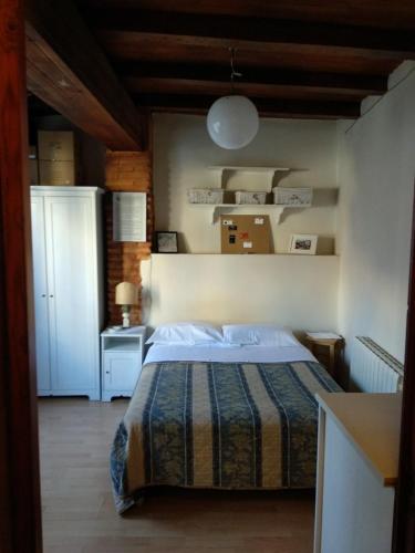 バレンシアにあるCentro con encanto.のベッドルーム1室(ベッド1台付)