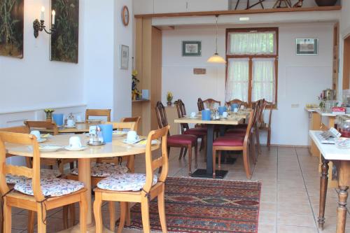 Un restaurante u otro lugar para comer en Gästehaus Pfefferle Hotel garni und Ferienwohnungen