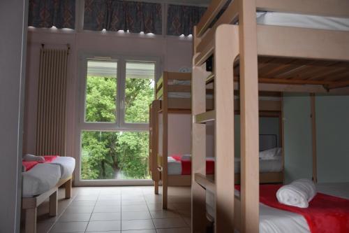 MontcabrierにあるDomaine Résidentiel de Mazièresのベッドルーム1室(二段ベッド2台、窓付)が備わります。