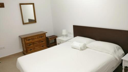 ベナルマデナにあるBenalbeach Apartamento en Resort de Benalmádenaのベッドルーム(白いベッド1台、鏡付)