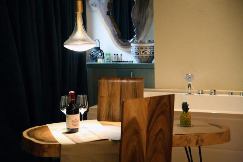una mesa con una botella de vino y dos copas en Locanda Sensi, en Rivergaro