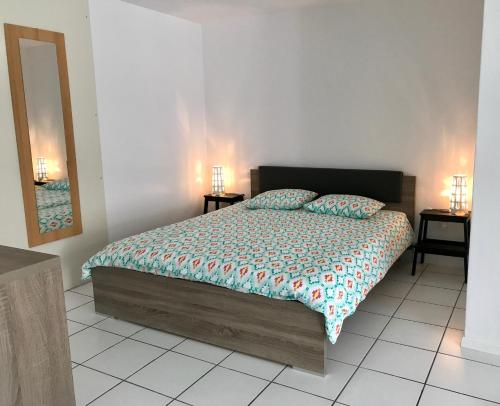 ein Schlafzimmer mit einem Bett und zwei Nachttischen in der Unterkunft Casa Grace in Brione