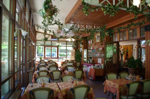 restauracja ze stołami i krzesłami w pokoju w obiekcie Le Marboré w mieście Gavarnie