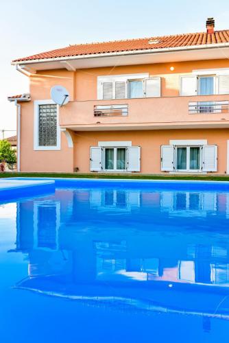 Bazén v ubytování Apartment Josip nebo v jeho okolí