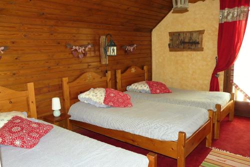 Le BezにあるL'Aster des Alpesのログキャビン内のベッドルーム1室(ベッド2台付)
