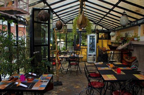 Ресторант или друго място за хранене в Light, Spacious Apartment in the Heart of Belgrade