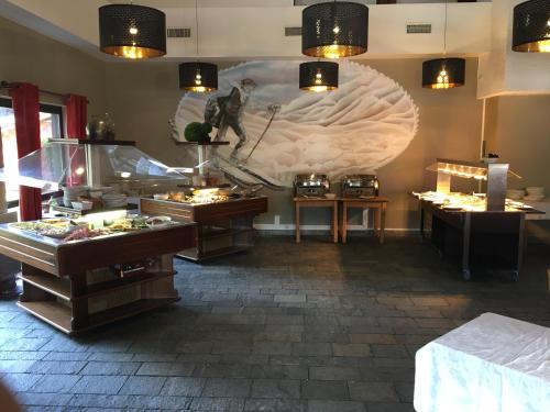 een kamer vol met tafels waarop eten wordt tentoongesteld bij Village Club Les Tavaillons in Les Carroz d'Araches
