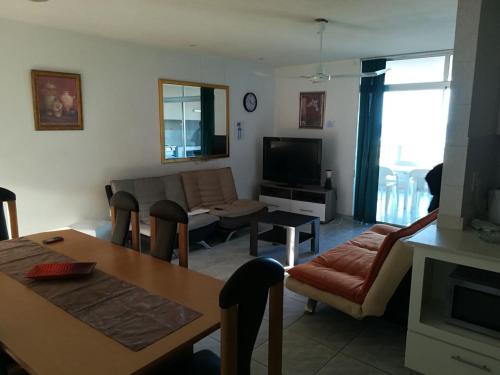 ein Wohnzimmer mit einem Sofa und einem Tisch in der Unterkunft Margate Boulevard 302 in Margate