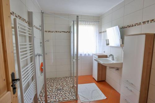a bathroom with a shower and a sink at Ferienhof Schneiderweg in Laussa