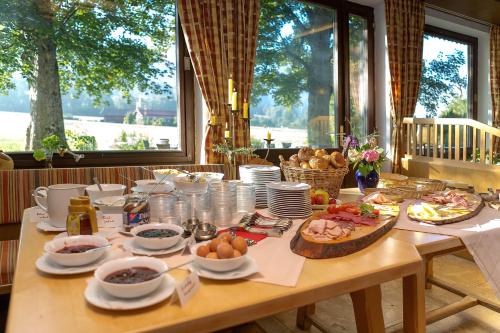 - une table avec de la nourriture dans une pièce dans l'établissement Landhotel Die Waldschänke, à Kochel am See