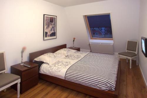 
a bedroom with a bed and a desk at DV Groep Bed & Breakfast in Volendam
