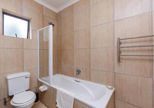 Un baño de My Den Beachfront B&B and Self-Catering